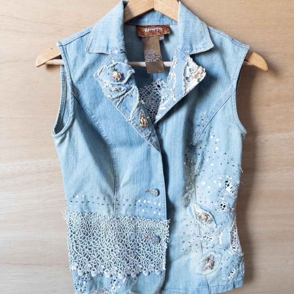 Y2K LIGHT DENIM VEST WITH LAPEL COLLAR AND EMBELLISHMENTS